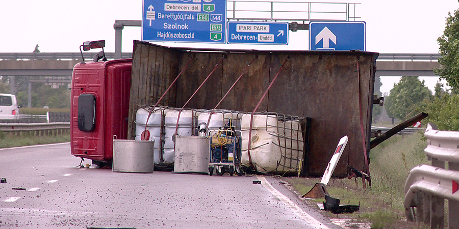 Felborult egy veszélyes anyagot szállító teherautó az M35-ösön Debrecennél – fotókkal